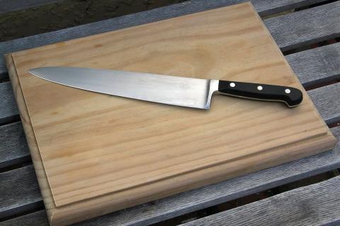 A knife is on a cutting board.. The Thai for "A knife is on a cutting board." is "มีดอยู่บนเขียง". A knife is on a cutting board.. The Thai for "A knife is on a cutting board." is "มีดอยู่บนเขียง".