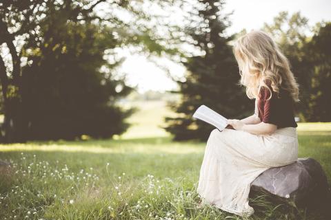 She reads books in her free time.. The Thai for "She reads books in her free time." is "เธออ่านหนังสือในเวลาว่าง". She reads books in her free time.. The Thai for "She reads books in her free time." is "เธออ่านหนังสือในเวลาว่าง".