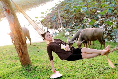 A woman napping in a hammock. The Thai for "a woman napping in a hammock" is "ผู้หญิงงีบหลับอยู่ในเปล". A woman napping in a hammock. The Thai for "a woman napping in a hammock" is "ผู้หญิงงีบหลับอยู่ในเปล".