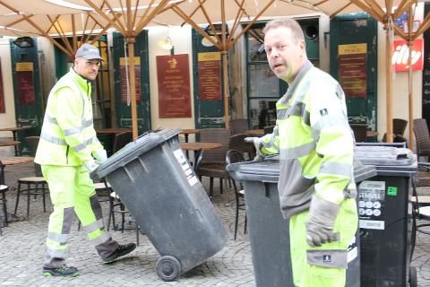 Rubbish collector; garbage collector. The Thai for "rubbish collector; garbage collector" is "คนเก็บขยะ". Rubbish collector; garbage collector. The Thai for "rubbish collector; garbage collector" is "คนเก็บขยะ".