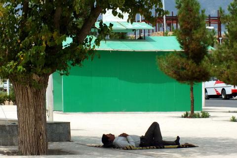 A man is sleeping under the tree.. The Thai for "A man is sleeping under the tree." is "ผู้ชายนอนหลับใต้ต้นไม้". A man is sleeping under the tree.. The Thai for "A man is sleeping under the tree." is "ผู้ชายนอนหลับใต้ต้นไม้".