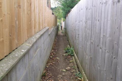 A narrow path. The Thai for "a narrow path" is "ทางแคบ".