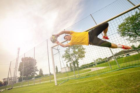 Goalkeeper. The Thai for "goalkeeper" is "ผู้รักษาประตู".