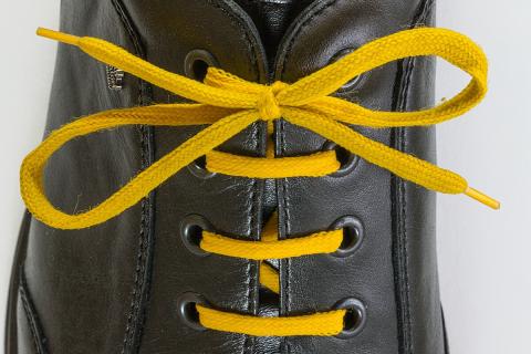 Yellow shoelaces. The Thai for "yellow shoelaces" is "เชือกรองเท้าสีเหลือง". Yellow shoelaces. The Thai for "yellow shoelaces" is "เชือกรองเท้าสีเหลือง".