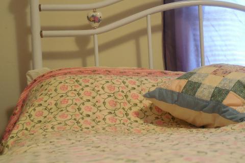 Bed. The Ukrainian for "bed" is "ліжко". Bed. The Ukrainian for "bed" is "ліжко".